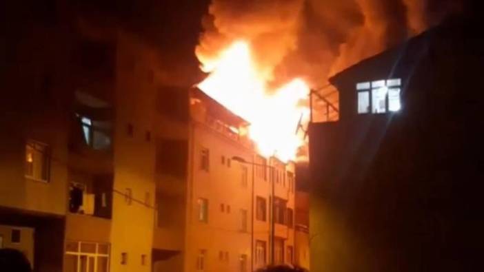 Bağcılar'da 4 katlı binanın çatısında çıkan yangın söndürüldü
