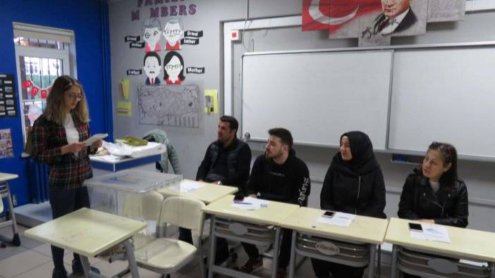 Türkiye seçimlerinde görevliler sandık yemini ederek göreve başladı