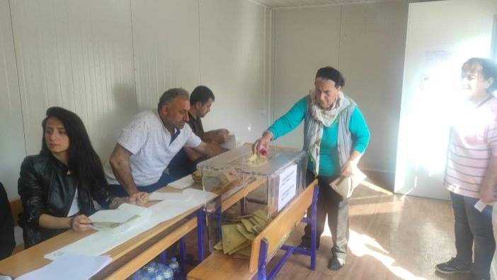 Hatay'da depremzedeler konteynerlerde oy verdi