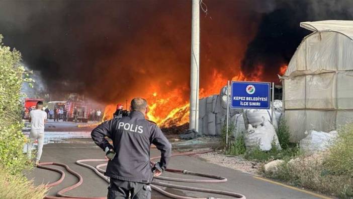 Antalya'da geri dönüşüm deposunda yangın! Seralara sıçradı