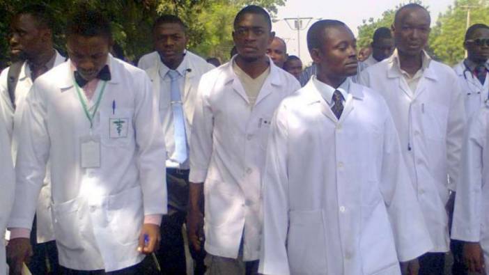 Nijerya'da maaşları ödenmeyen doktorlar uyarı grevi ilan etti