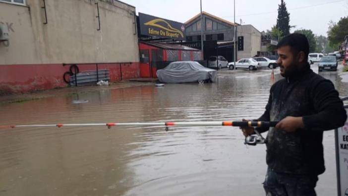 Edirne'de aşırı yağış: Oltayla balık tuttu!