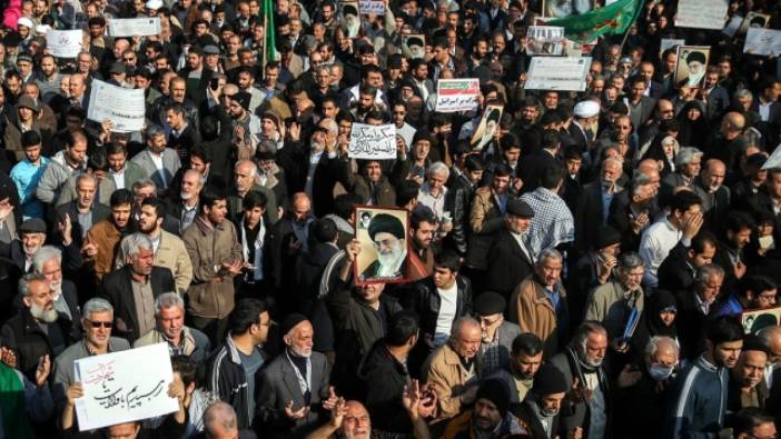 İran'da molla rejimi protesto edildi