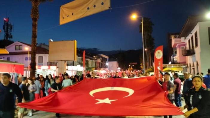 Köyceğiz’de 19 Mayıs için fener alayı sokakları doldurdu