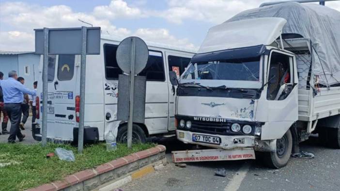 Aydın'da minibüs ile kamyonet çarpıştı: 9 yaralı