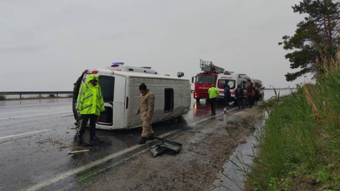 Van'da tur minibüsü yan yattı: 3 yaralı