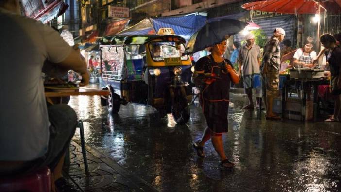 Tayland'da yağmurdan kaçan 6 öğrendi hayatını kaybetti