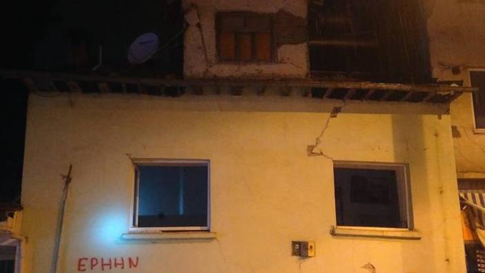 Malatya'da hasarlı binanın çatısı çöktü