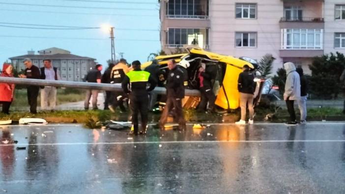 Samsun'da taksi direğe saplandı: 2 yaralı