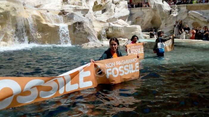 İklim aktivistleri fosil yakıta karşı tarihi çeşmeden akan suyu siyaha boyadı!