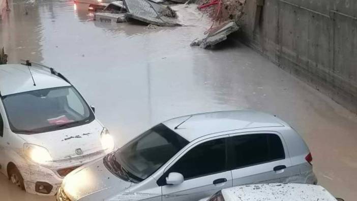 Yağmur Mersin'i felç etti! Birçok araç sular altında kaldı