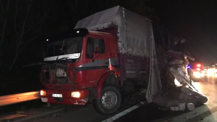 Sakarya'da kamyonla TIR çarpıştı: Faciadan dönüldü