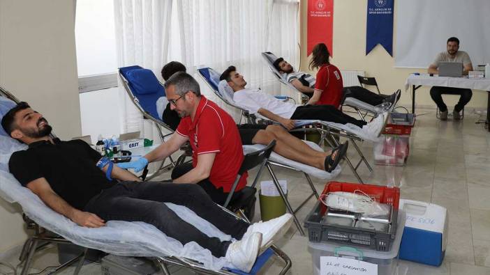 Aydın'da üniversiteli gençler kan bağışına dikkat çekti
