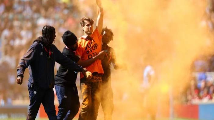 İki protestocu Ragbi maçında sahaya daldılar