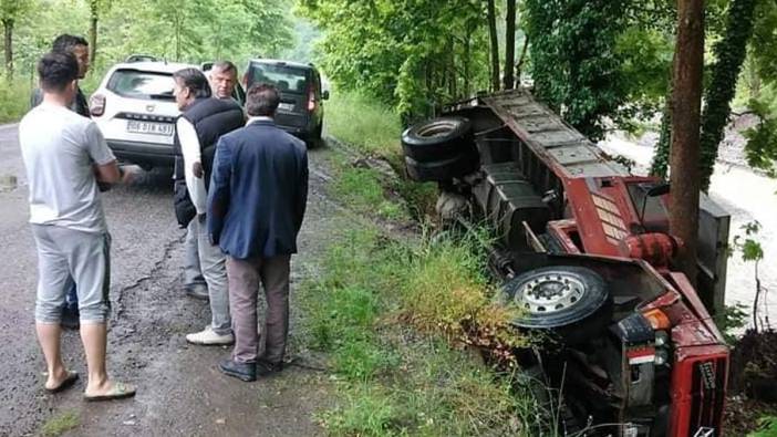 Köy Hizmetleri kamyonu şarampole uçtu: 1 yaralı