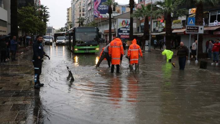 Denizli'de sağanak yağış cadde ve sokakları doldurdu!