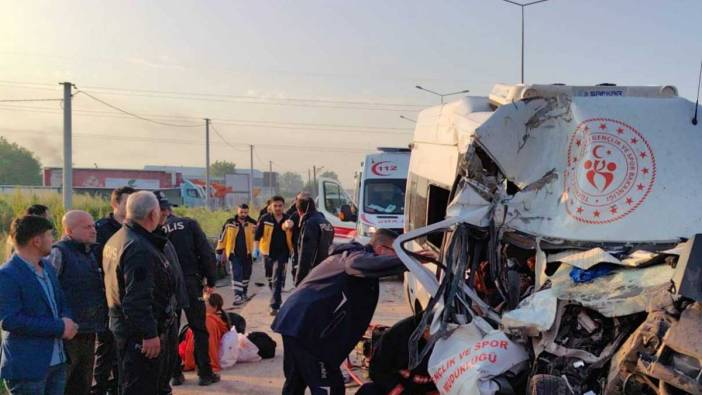 Bursa'da servis minibüsü hafriyat kamyonuna çarptı: 1 ölü, 15 yaralı