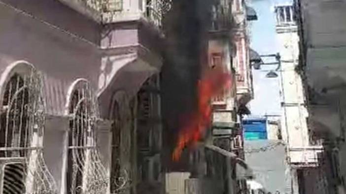 Beyoğlu'da metruk binada korkutan yangın