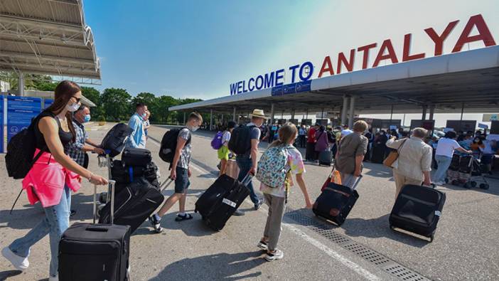 Antalya'ya turist akını: Uçuşlar rekor kırdı