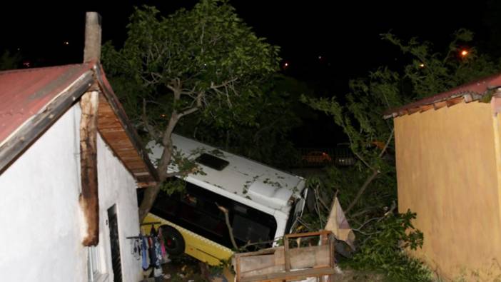 Beykoz'da freni boşalan halk otobüsü bir evin bahçesine düştü
