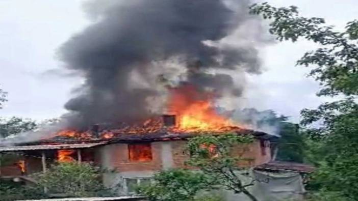 Sakarya'da İki katlı ev alev alev yandı