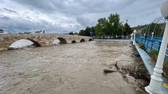 Kastamonu'da tarihi köprü trafiğe kapatıldı