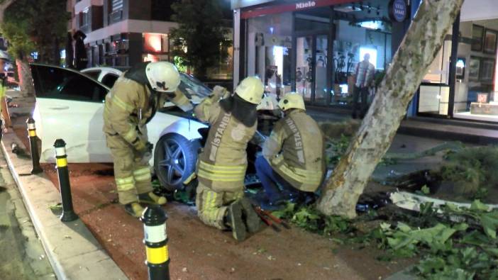 Kadıköy’de yoldan çıkan otomobil elektrik direğine çarptı!