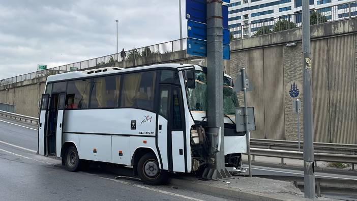 İşçi servisi direğe çarptı: Çok sayıda yaralı var!