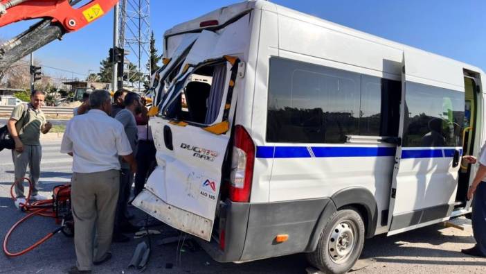 Mersin'de işçi servisi kamyona çarptı: 8 yaralı