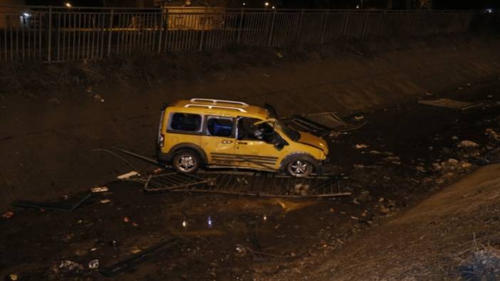 Adana'da sulama kanalına otomobil düştü! 3 kişi yaralandı!