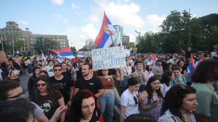 Sırbistan'da 'şiddete karşı' bir gösteri daha yaptı!