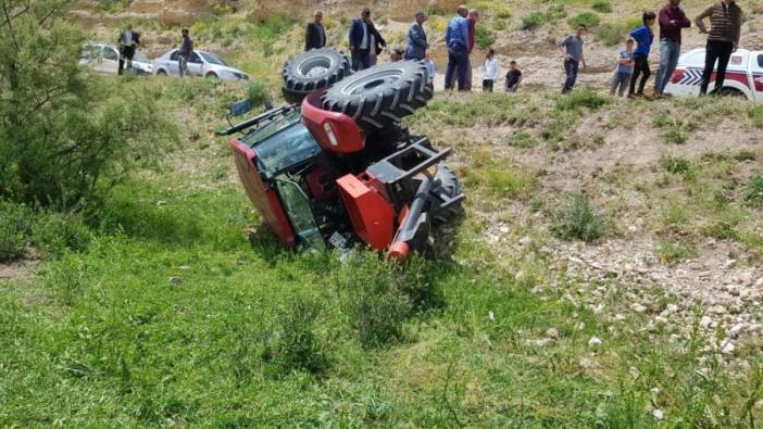 Ağrı'da traktör devrildi: Kabin faciayı önledi