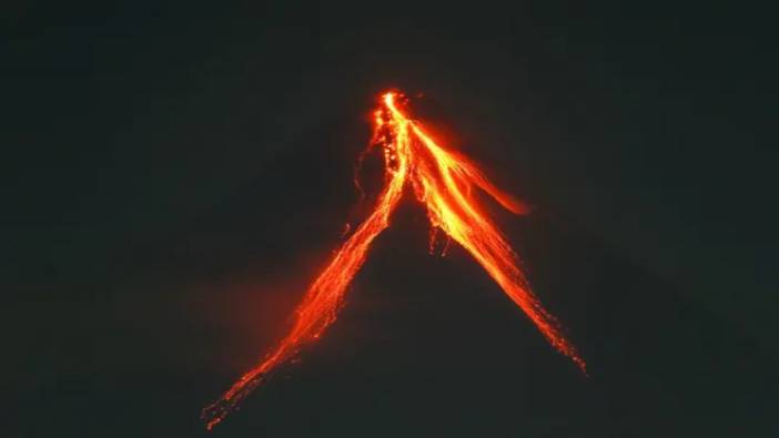 Filipinler'deki Mayon Yanardağı lav püskürtmeye devam ediyor