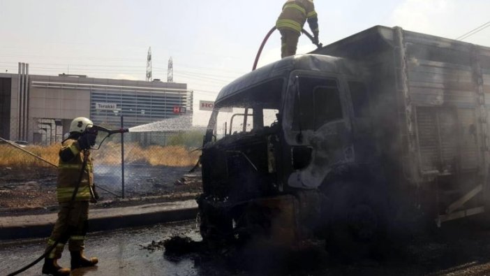 İzmir'de kamyon yangını