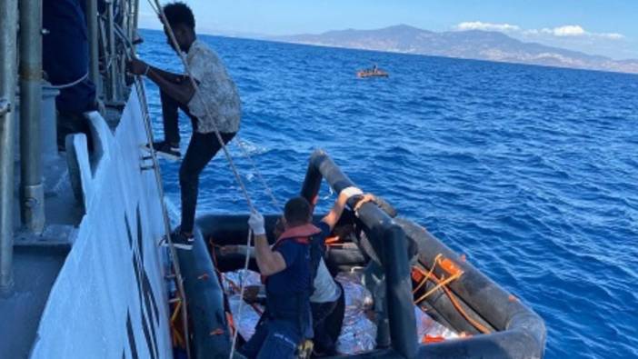 Türk kara sularına atılan 66 düzensiz göçmen kurtarıldı!