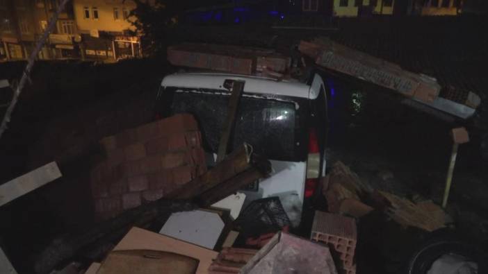 Kastamonu'da gece yarısı istinat duvarı çöktü: 6 araç altında kaldı!