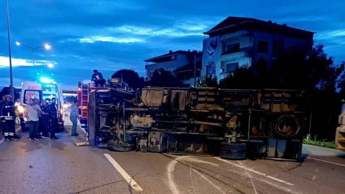Samsun'da kargo kamyonu devrildi: 1 ölü