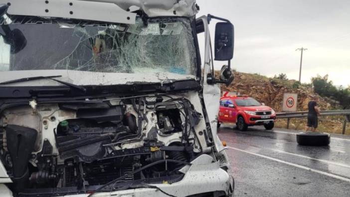 Antalya'da TIR'la kamyon çarpıştı: 1 yaralı