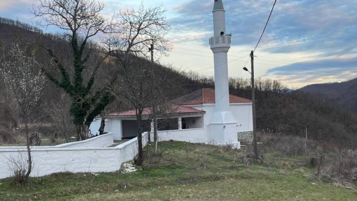 Batı Trakya'da bir kişi camiye ve Kuran'a saldırdı! Kur’an-ı Kerimleri yırttı