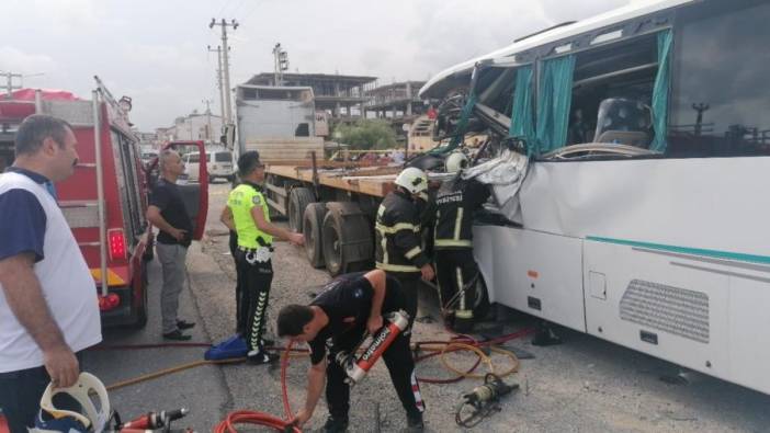 Antalya'da tur midibüsü TIR'a çarptı: Ölü ve yaralılar var