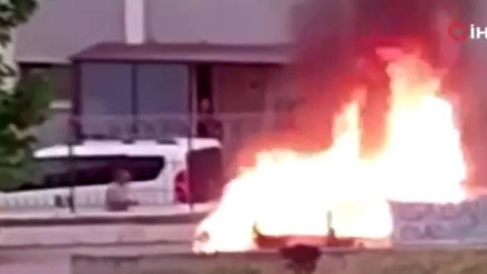 Ankara'da park halindeki otomobil alev alev yandı