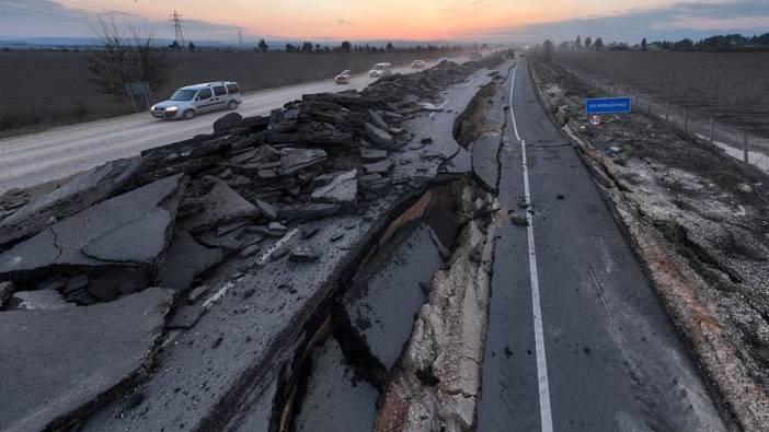 Depremde 4 metre kırılmıştı! O yol yenileniyor