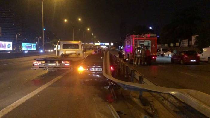 Kadıköy'de feci kaza! Kontrolden çıkan otomobil bariyere saplandı