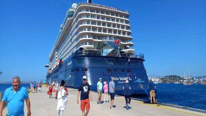 Dev gemiyle Bodrum'a yüzlerce turist geldi