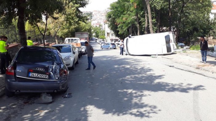 Bağcılar'da 3 araca çarparak devrilen minibüsteki 3 kişi yaralandı