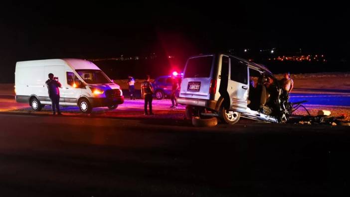 Gaziantep'te iki otomobil kafa kafaya çarpıştı! 6 kişi yaşamını yitirdi!