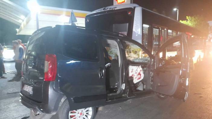 Hafif ticari araç park halindeki İETT otobüsüne çarptı: Yaralılar var