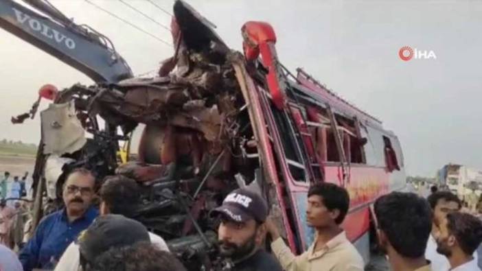 Pakistan’da iki yolcu otobüsü çarpıştı: 8 ölü