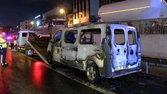 Pendik D-100 Karayolu'nda minibüs alev alev yandı