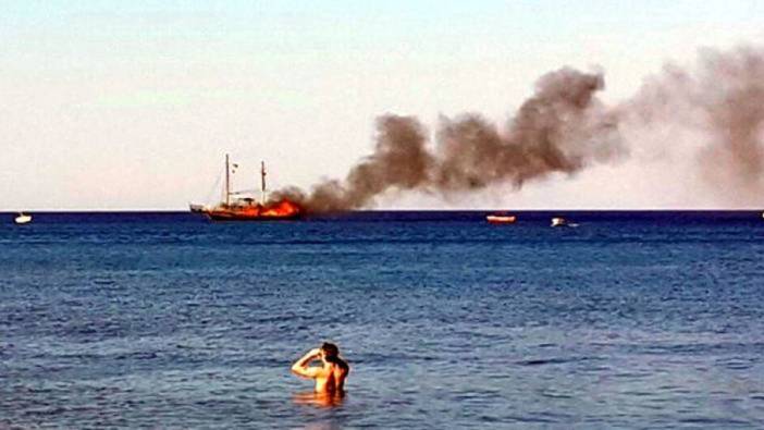 Akdeniz'de tur teknesi yandı